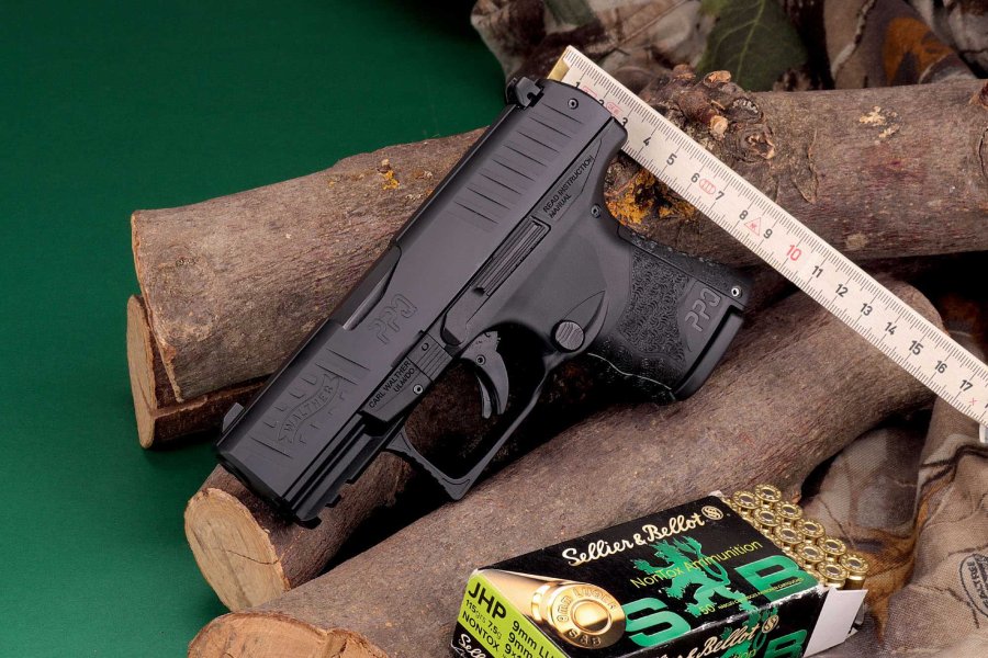 VISIER 6/2018 Walther PPQ M2 SC in linker Seitenansicht mit Zollstock auf Ästen.