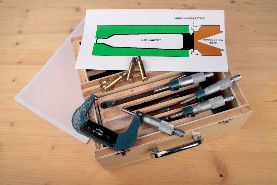 VISIER 7/2017 Box mit Mikrometerschrauben, darauf Hülsen und die Schnittzeichnung einer Patrone.