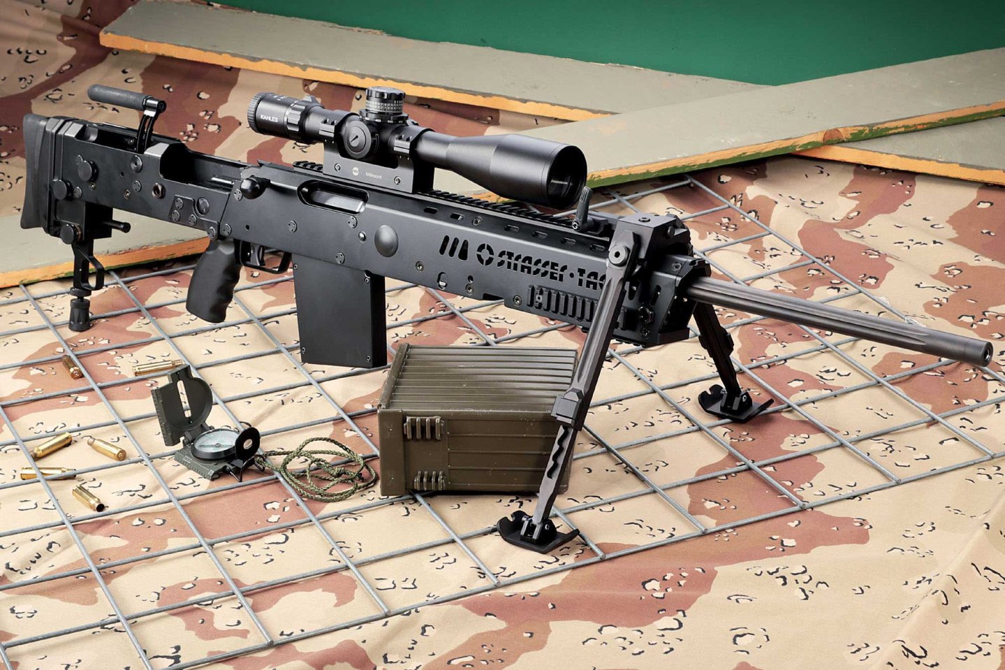 VISIER 8/2017 Strasser Tac 1 auf Zweibein und Tarnmusterdecke.