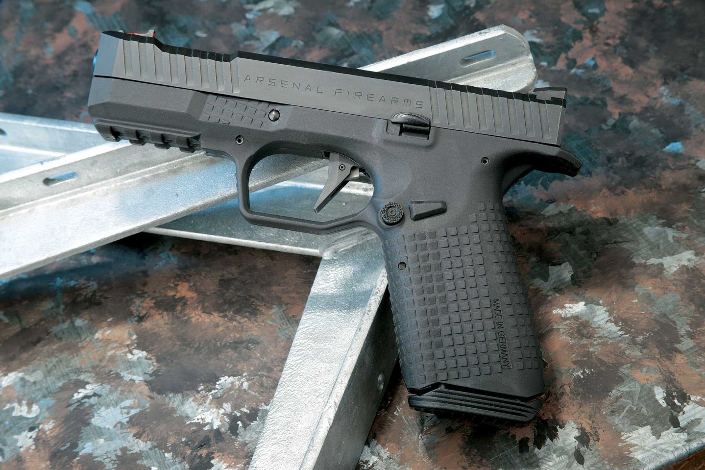 VISIER 9/2017 Arsenal Firearms Stryk B in linker Seitenansicht auf Metallprofilen.