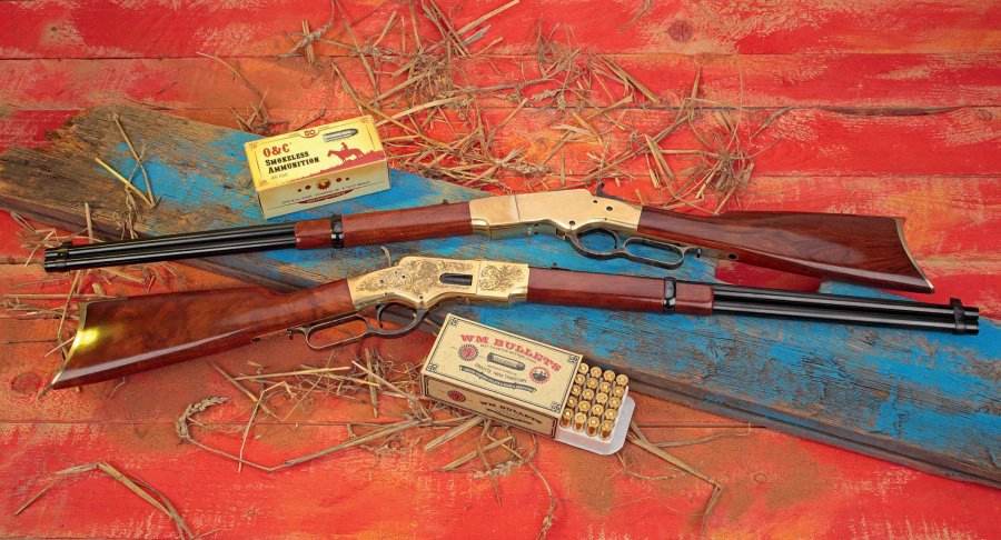 VISIER 9/2017 Der schlichte Uberti 1866 Carbine 150th Anniversary (oben) und die gravierte Version auf roten und blauen Brettern mit Munitionsschachteln.