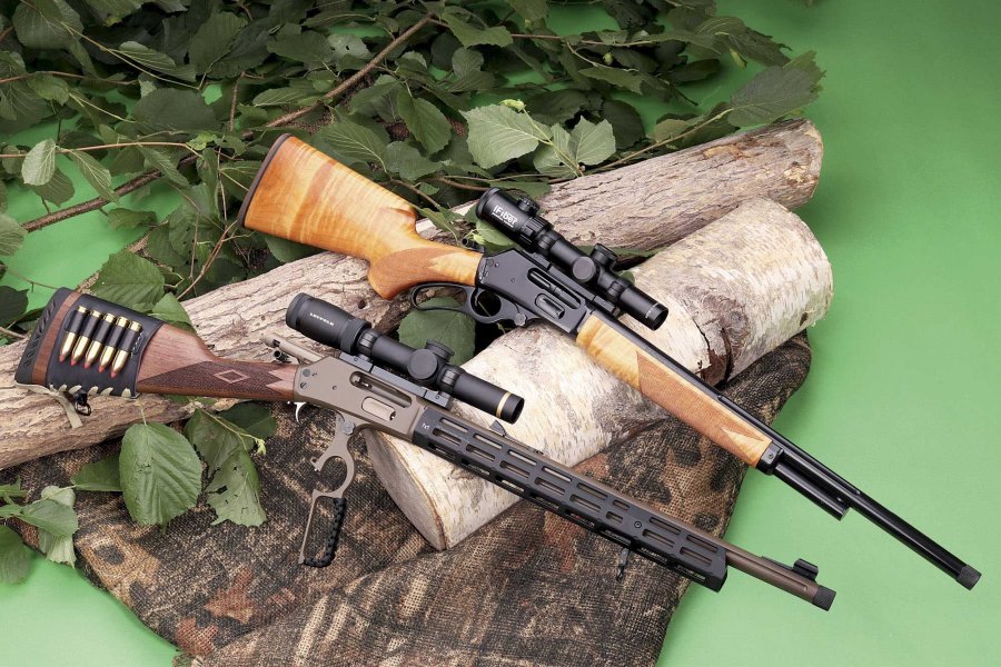VISIER 9/2018 Zwei Hauck-Marlin M 1895 in rechter Seitenansicht auf Baumstämmen über grünem Hintergrund.