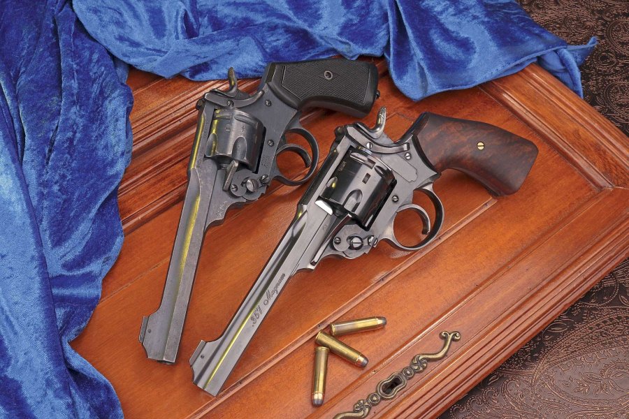 VISIER 9/2018 Webley Mark VI (oben) und Janz British VI in linker Seitenansicht auf einer Schranktür.