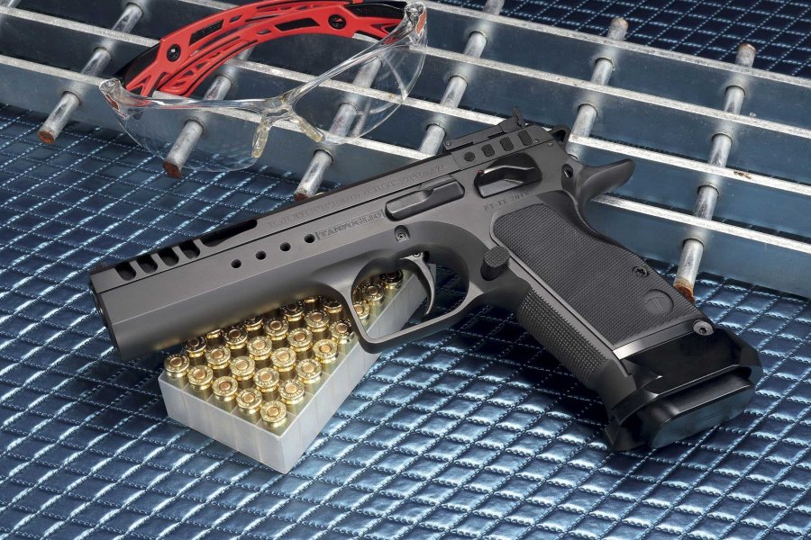 VISIER 9/2018 Tanfoglio T9 7L auf einem Päckchen 9 mm Luger-Munition.