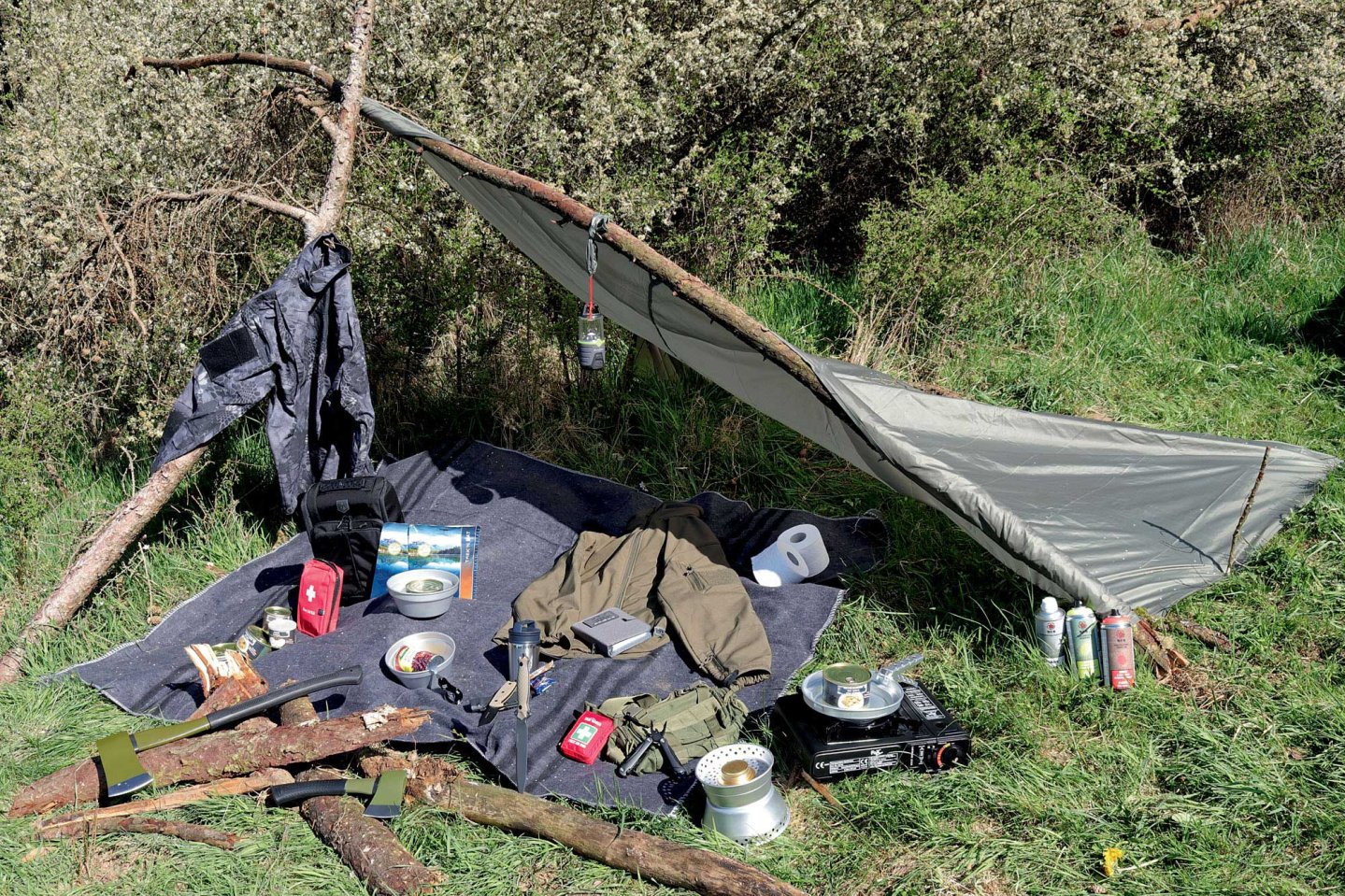VISIER Special 89 Ein provisorisches Zelt mit vielen Ausrüstungsgegenständen.