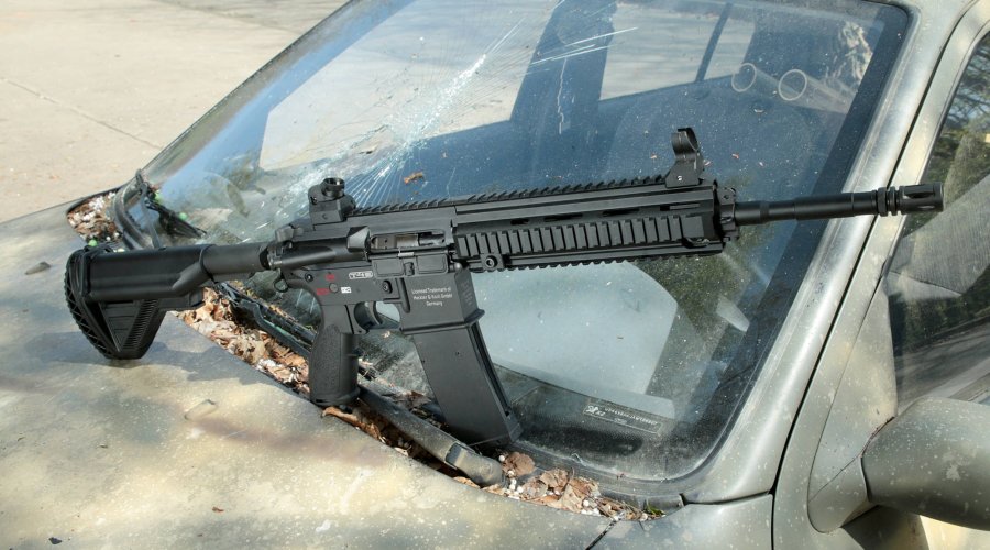 VISIER Special 93 - Freie Waffen II HK 416 D T4E auf zerbrochener Windschutzscheibe.