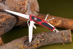VISIER Special 93 - Freie Waffen II Victorinox Ranger auf Baumstämmen.