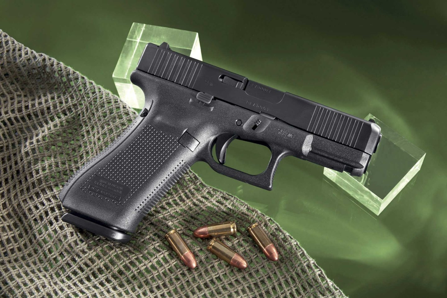 SIG Sauer 1911 Stainless Target auf Waffenkoffer mit Munition auf blauem Hintergrund.