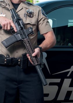 VISIER-Special-78-Schalldaempfer-US-Polizist.jpg