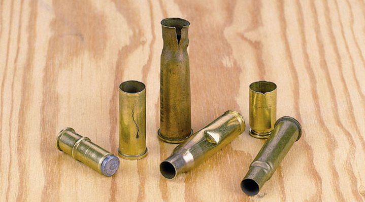 VISIER Special 81 - Wiederladen III Mehrere deformierte Patronenhülsen.