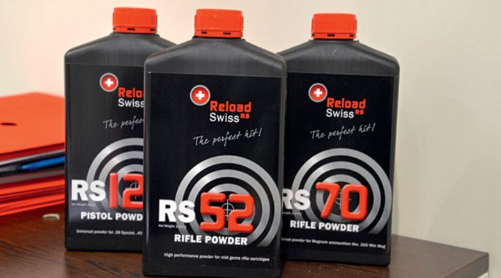 VISIER Special 81 - Wiederladen III Drei Pulverbehälter von Reload Swiss auf einem Tisch.