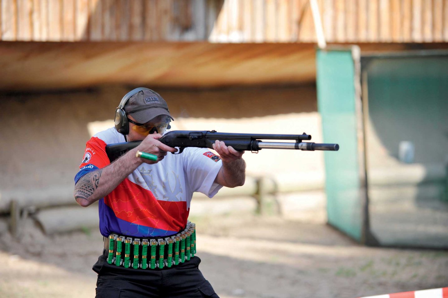 Alles zum IPSC-Schießen kompakt in einem Heft - VISIER Special 82 Flintenschütze auf einer IPSC-Stage mit ausgeworfener Hülse in der Luft.