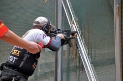 Alles zum IPSC-Schießen kompakt in einem Heft - VISIER Special 82 Büchsenschütze mit einem sternförmigen Halter für fünf Magazine an der Waffe.