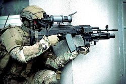 VISIER Special 83 Moderne Sturmgewehre Soldat visiert sein Ziel an mit dem KBS WZ 96 Beryl an einer Häuserecke.