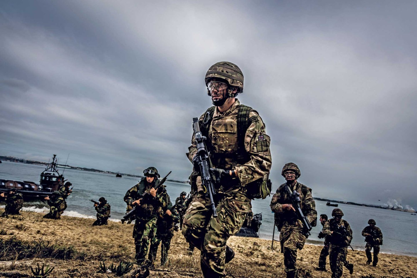 VISIER Special 83 Moderne Sturmgewehre Britische Royal Marine Commandos und portugiesische Marineinfanteristen stürmen einen Strand.