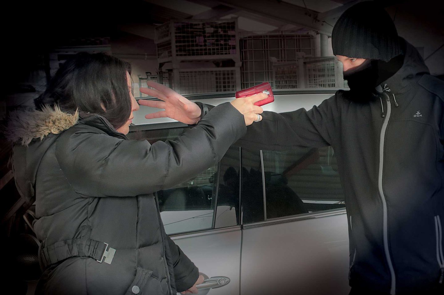 VISIER Special 85 "Selbstschutz & Sicherheit" Eine Frau wird in dunklem Parkhaus von einem Mann überfallen und wehrt sich mit einem Guardian Angel.