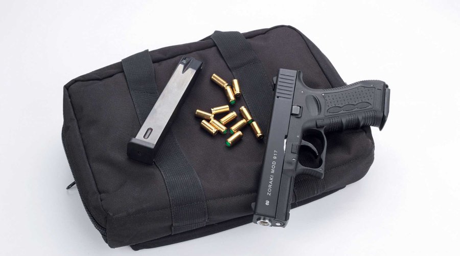 VISIER Special 85 "Selbstschutz & Sicherheit" Schreckschusspistole Zoraki Mod 917 mit Munition auf Waffentasche.