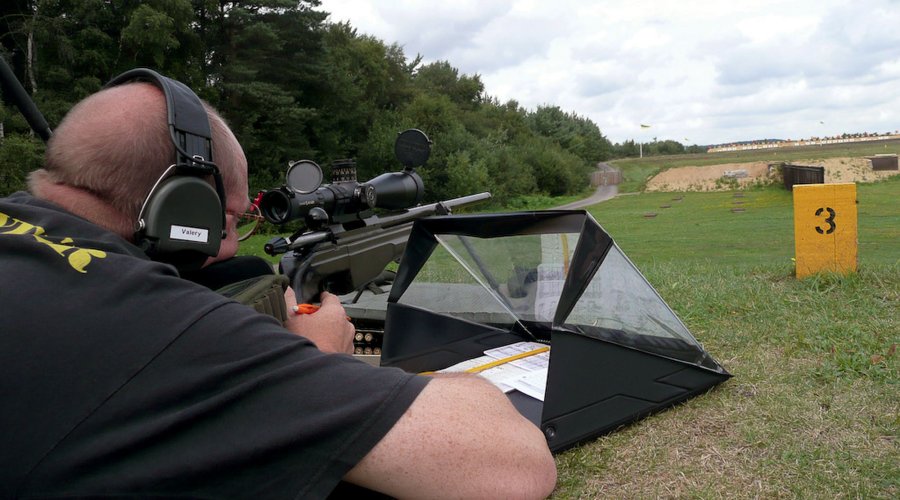 Valery Sessink von schräg hinten mit seiner Sako TRG im Anschlag.