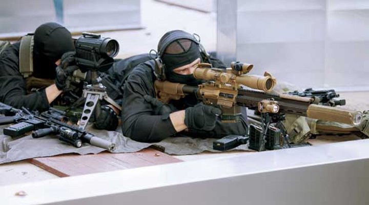 VISIER Special 87 Ein Spotter und ein Präzisionsschütze liegen mit einem G 28 auf einem Dach in Stellung.