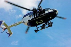 VISIER Special 87 SEK-Beamte machen sich bereit zum Abseilen aus einem Hubschrauber H145.