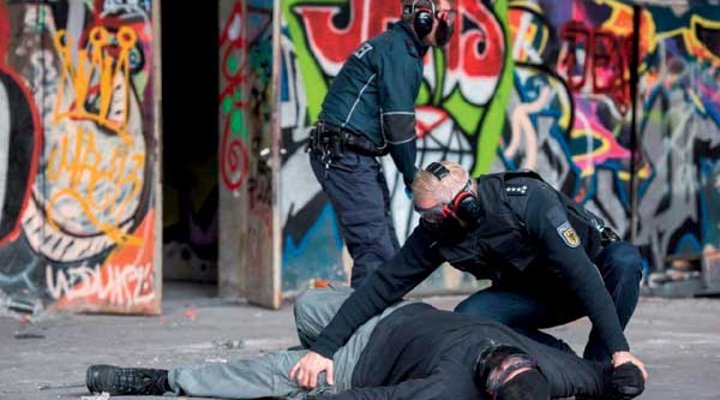 Zwei Polizisten halten im Training einen Straftäter am Boden.