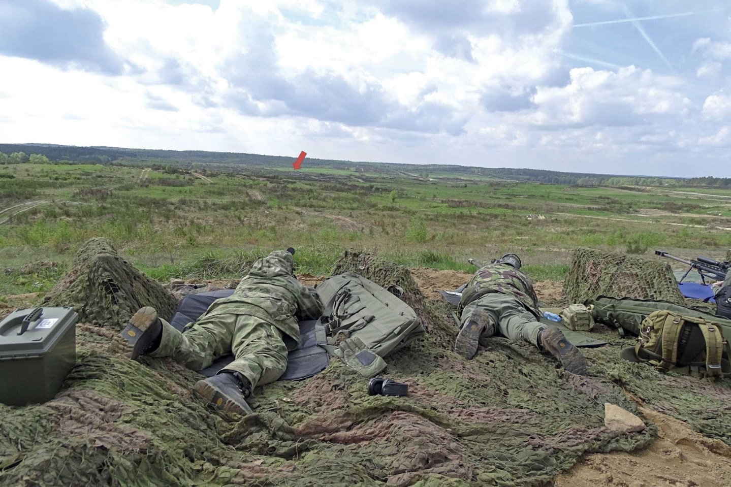 VISIER Special 90 Zwei Schützen liegen in Stellung in der Ferne markiert ein roter Pfeil das Ziel.