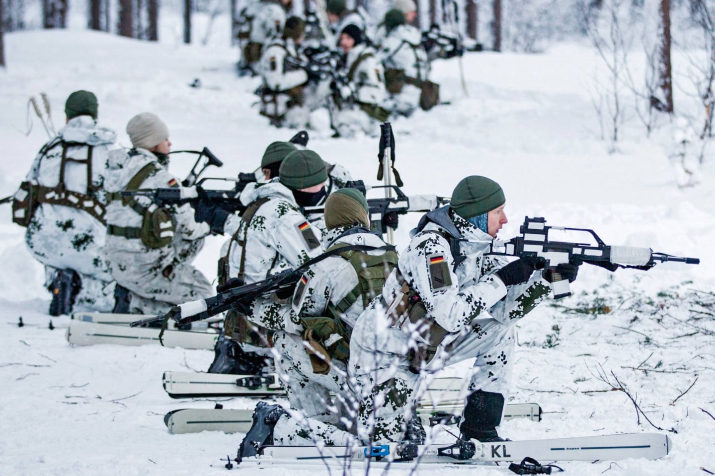 Eine Frau wird in dunklem Parkhaus von einem Mann überfallen und wehrt sich mit einem Guardian Angel.
