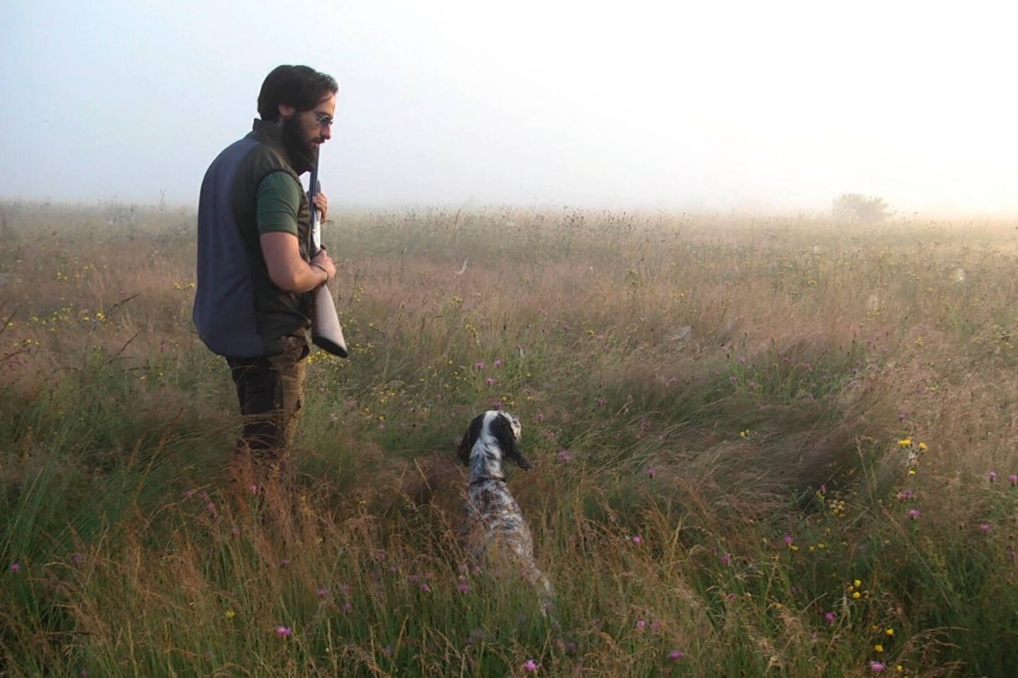 Eine Frau wird in dunklem Parkhaus von einem Mann überfallen und wehrt sich mit einem Guardian Angel.