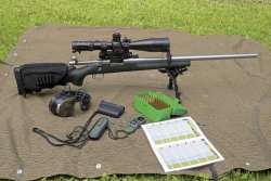 VISIER Special 90 Remington 700 SS 5R in rechter Seitenansicht mit Zubehör auf einer Wiese.