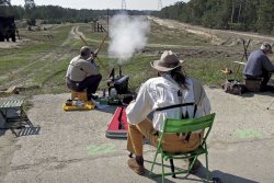 VISIER Special 90 Schütze zielt mit Cross Sticks, dahinter sitzt ein Spotter.
