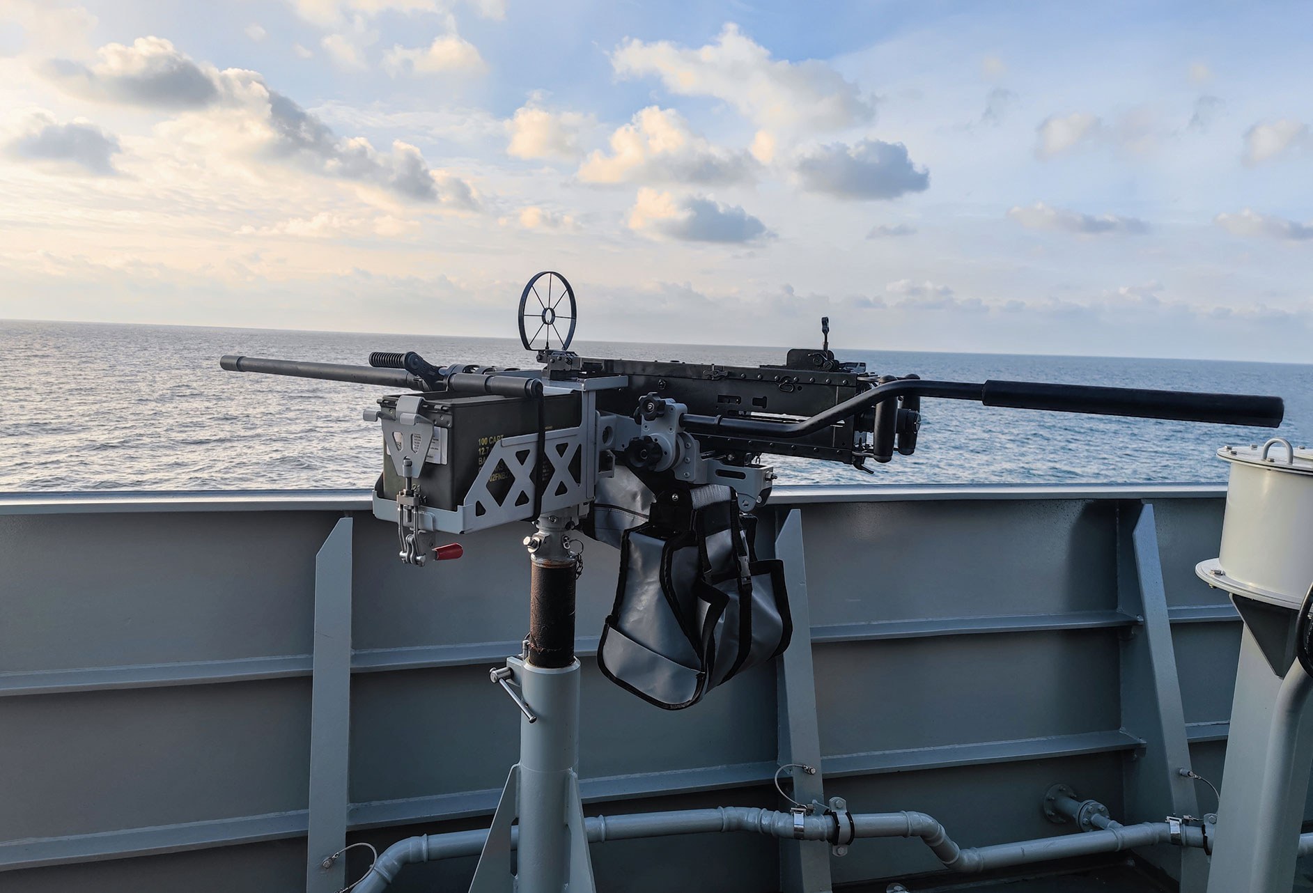 fnh: A new versatile weapon mount for land and sea platforms from FN Herstal: the Multi Weapon Mount (MWM)