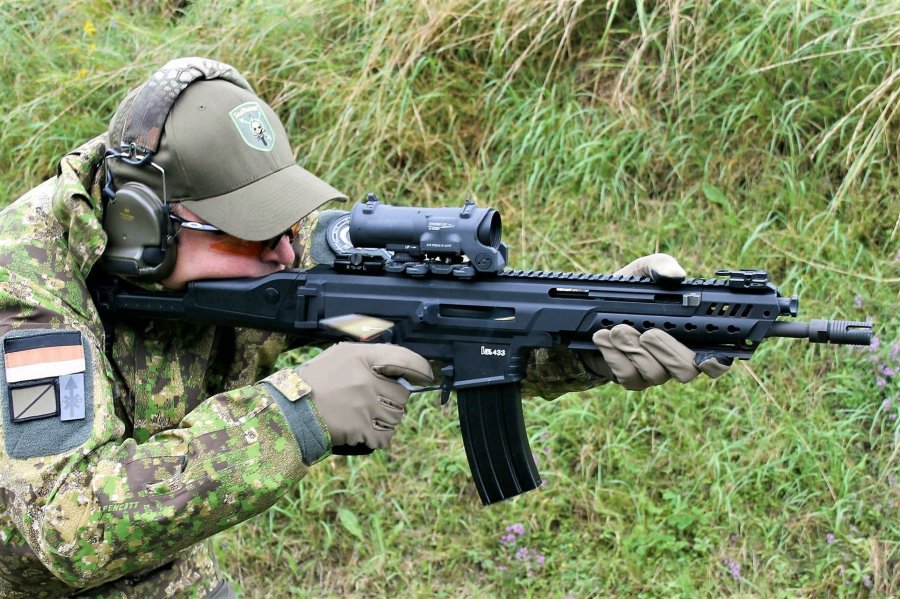 A visit to Heckler & Koch, the new HK437 assault rifle in .300 Blackout caliber for law enforcement and special forces Shooting with an earlier version of the HK433