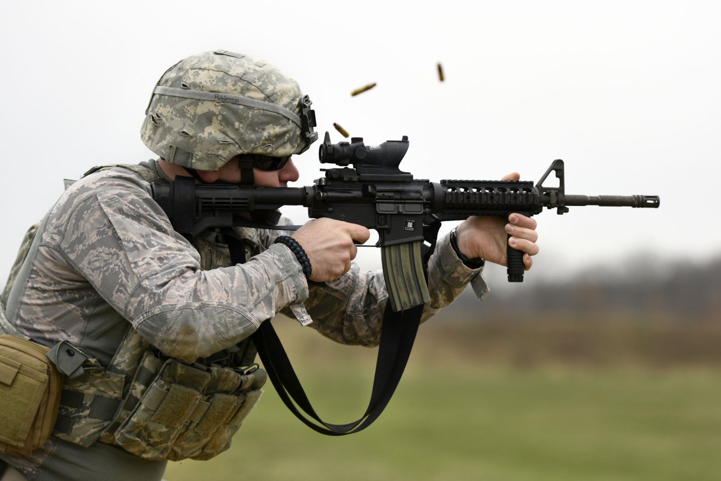 The US Army cancels the Interim Combat Service Rifle program Soldier shooting with the M4 carbine