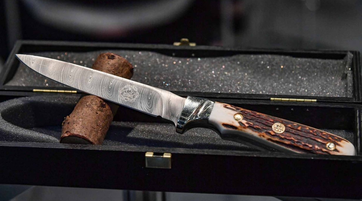 https://www.all4shooters.com/en/galleries/accessories/pictures-of-new-knives-of-the-iwa-outdoor-classics-2019/puma-anniversary-knife.jpg?cid=17se.1iy4&resize=9657a3:1230x683c