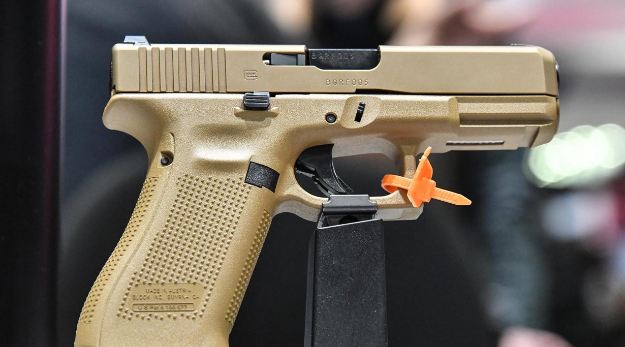 GLOCK G19X in sand color.