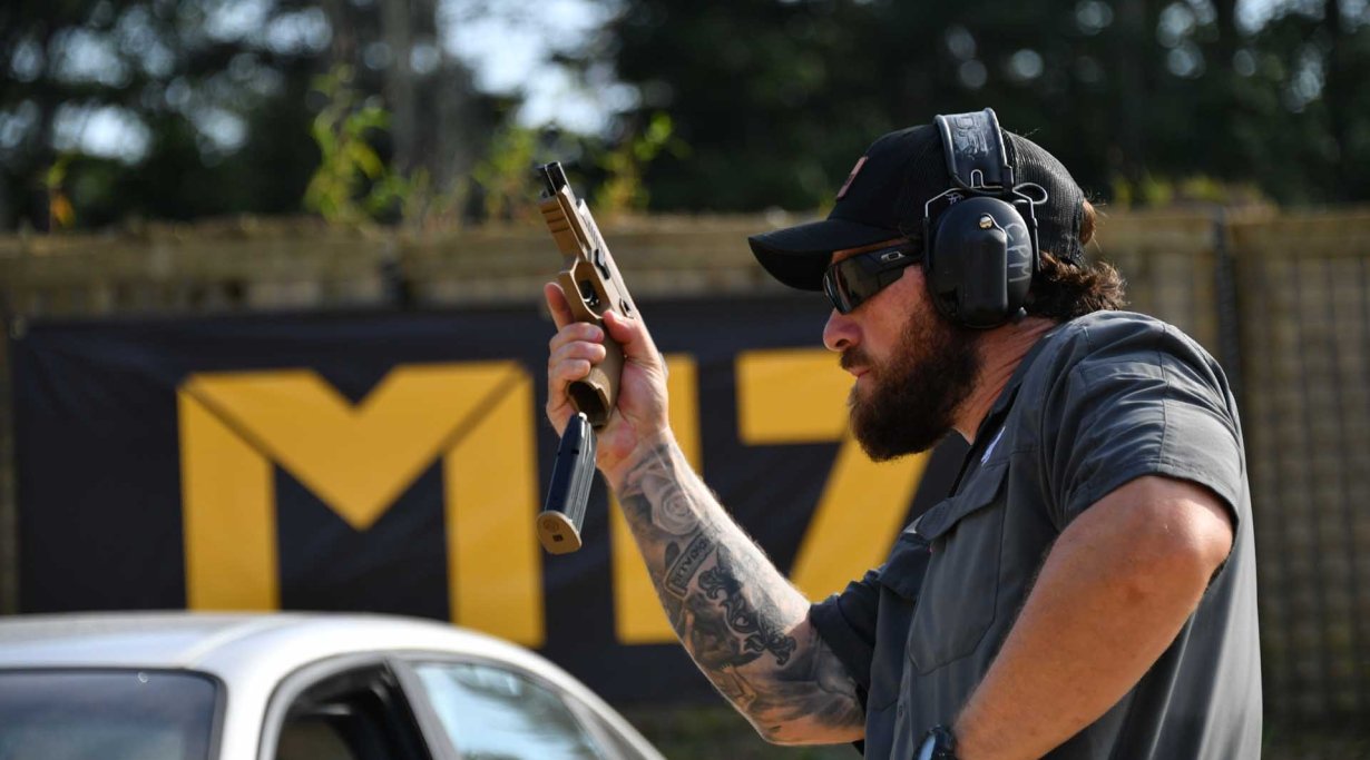 SIG Sauer P320-M17: magazine speed reload.