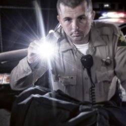 How to choose the ideal tactical torch – A short guide Man using the Peli tactical torch