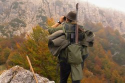 Zaino da caccia Riserva Hunter with Riserva backpack looking at the view