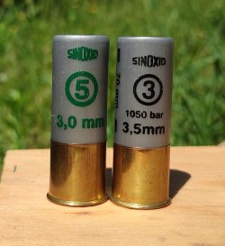 From a Swiss perspective: lead-free ammunition, a question of common sense? Or is the issue far more complex? Two steel shot cartridges in caliber 12/70.