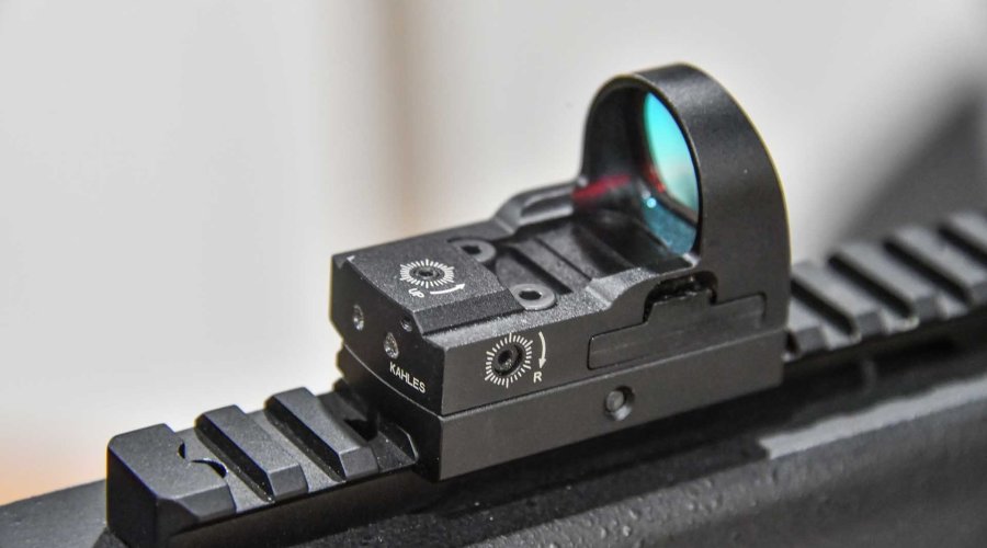 KAHLES new products for 2019: Helia RD red dot sight and K318i riflescopes The robust and appealing design also allows the battery to be easily replaced opening the battery compartment on the side.
