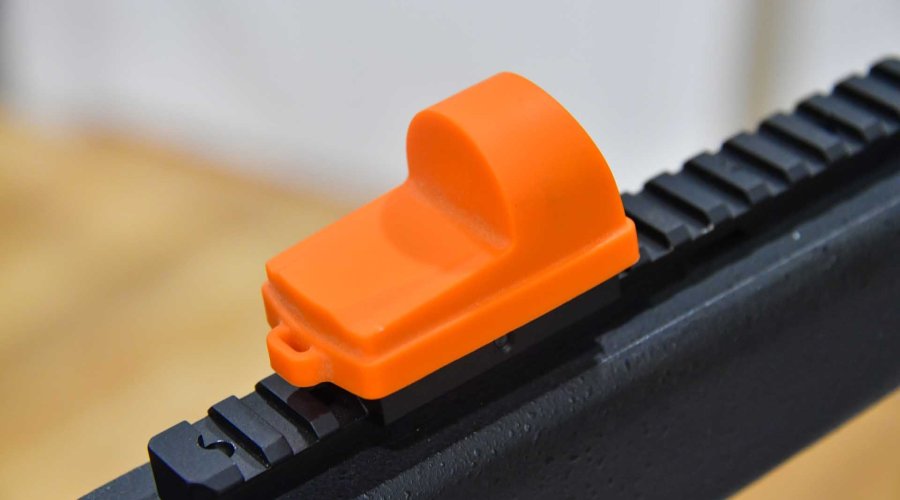 The KAHLES Helia RD red dot sight with an orange cap with integrated slot.