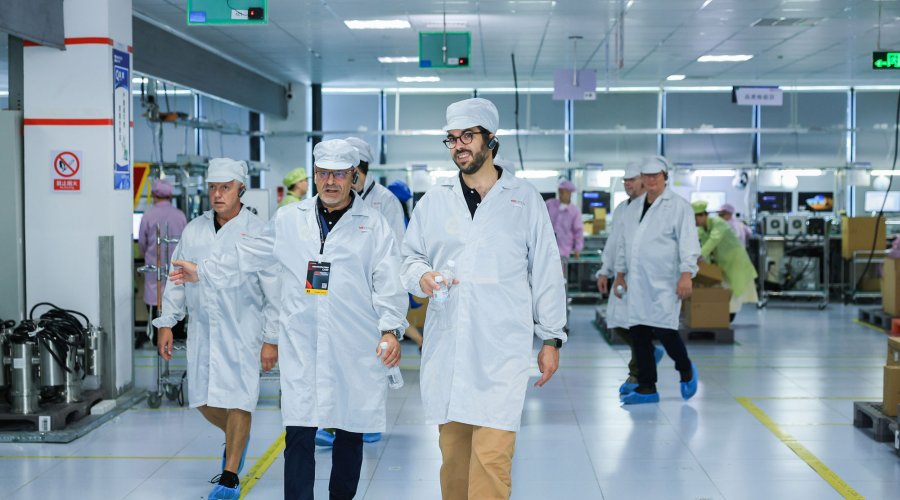 The international participants at HIKMICRO's overseas summit