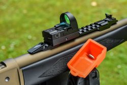 KAHLES Helia RD: the red dot sight for driven hunt in video KAHLES Helia RD red dot sight on a Pedersoli Boarbuster