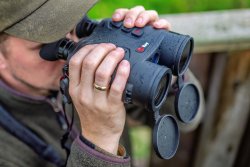 The new InfiRay Gemini GEH50R combines a thermal imaging camera with a digital night vision device and also features an integrated laser rangefinder with 1,200 m range. With an MSRP of €4,499, the multi-spectral thermal imaging binoculars place InfiRay in the premium class of hunting observation optics in terms of price. The control buttons of the Gemini GEH50R multi-spectral thermal imaging binoculars from InfiRay.