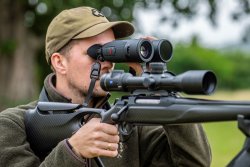 Thermal imaging camera, night vision and laser rangefinder all in one – InfiRay Gemini GEH50R premium class multi-spectral binoculars A hunter uses the InfiRay Gemini GEH50R to measure distance to game using the laser rangefinder.