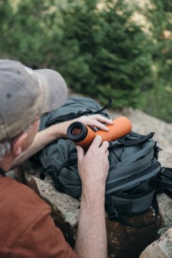 Ablage des Swarovski ATC auf Rücksack