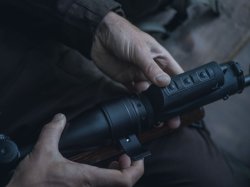 Swarovski Debuts in the Thermal Imaging arena: the tM 35 clip-on and observation system Control elements of the tM 35.