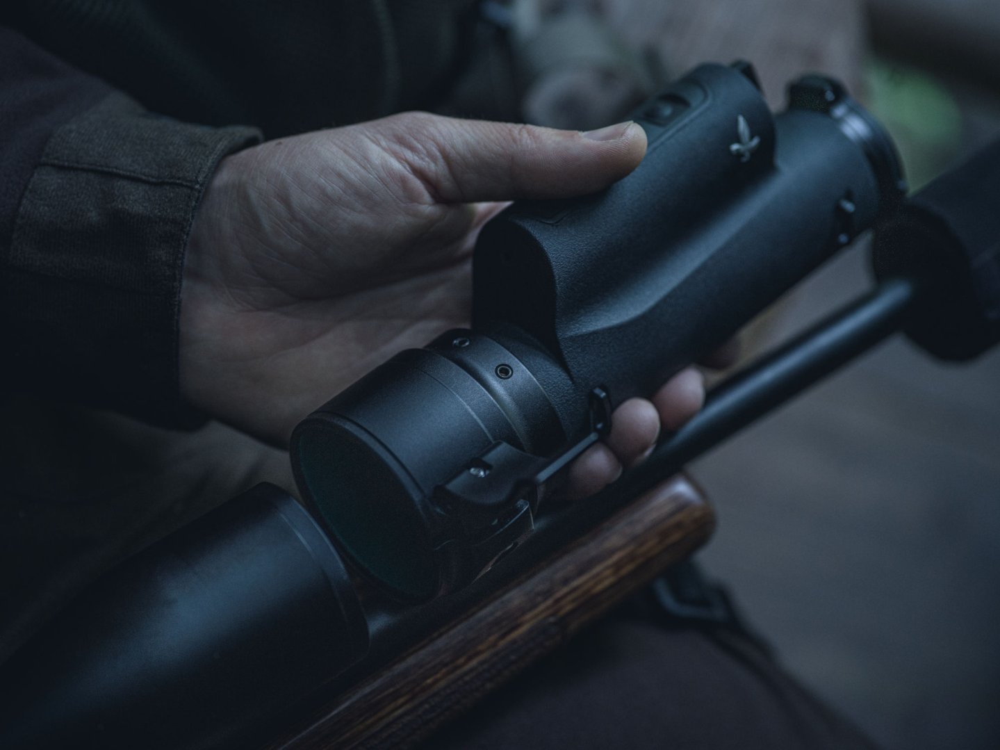 Swarovski Debuts in the Thermal Imaging arena: the tM 35 clip-on and observation system tM 35 in the hand of a hunter.