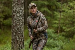 Lady Hunter: a "wild grouse" from Norway Lise Ailin Lorentzen walking with shotgun Browning B525