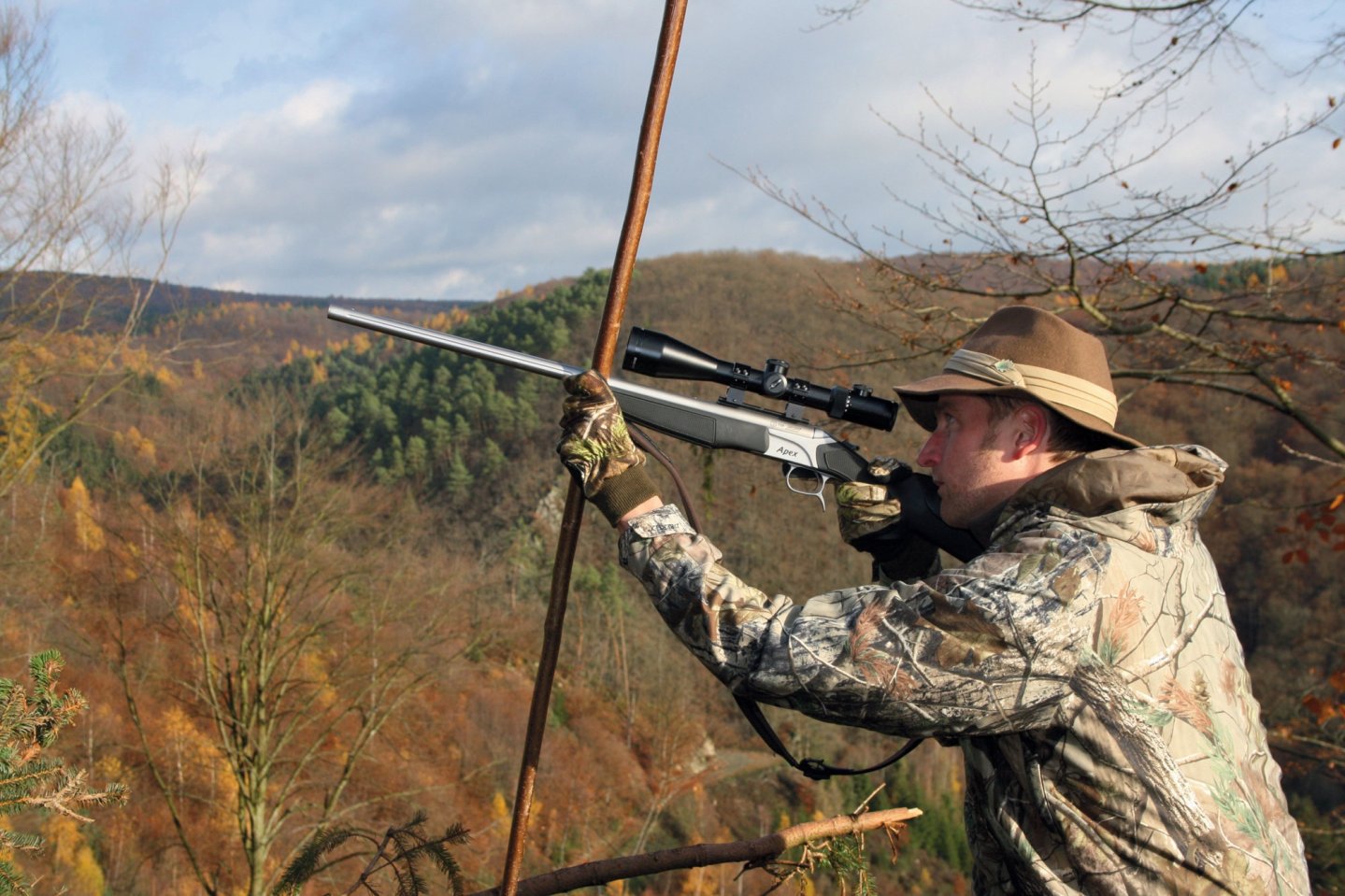 Long Range hunting: ballistic considerations Hunter with a single-shot rifle and target stick